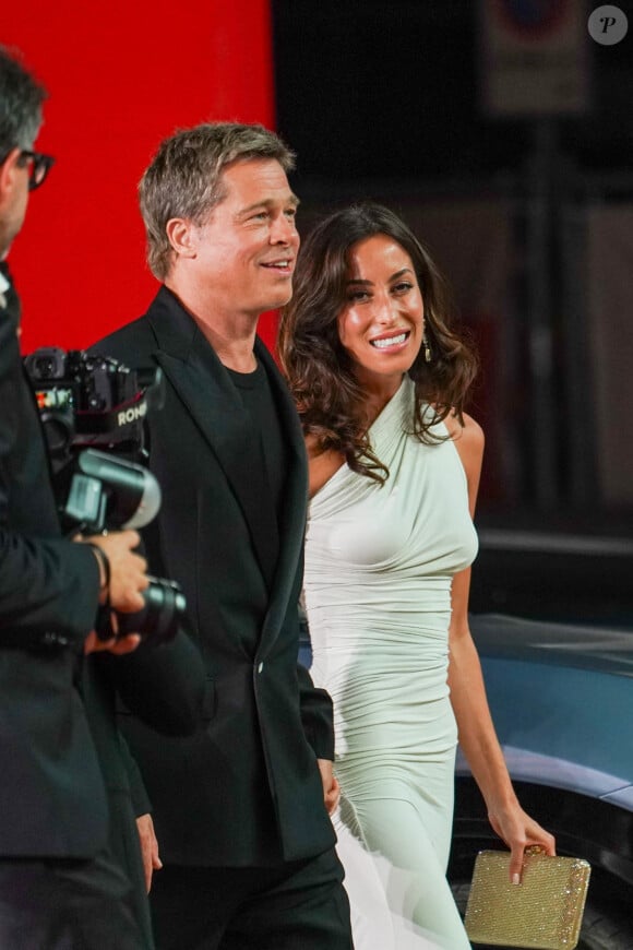 Brad Pitt et sa compagne Ines de Ramon à la projection de "Wolfs" lors du 81ème festival international du film de Venise, la Mostra le 1er septembre 2024. © Lucia Sabatelli / Bestimage