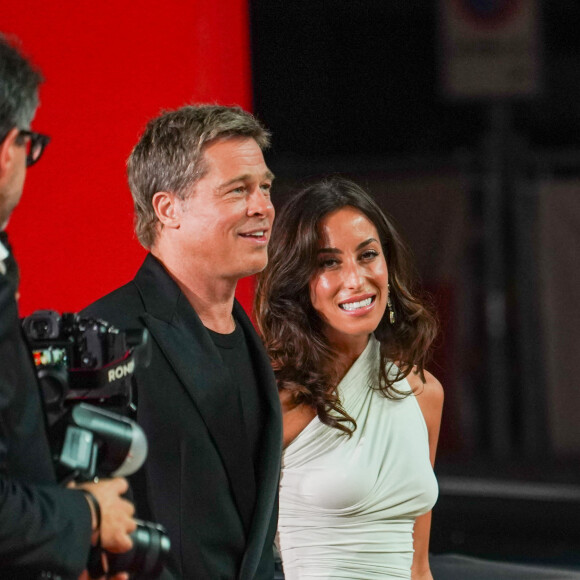 Brad Pitt et sa compagne Ines de Ramon à la projection de "Wolfs" lors du 81ème festival international du film de Venise, la Mostra le 1er septembre 2024. © Lucia Sabatelli / Bestimage