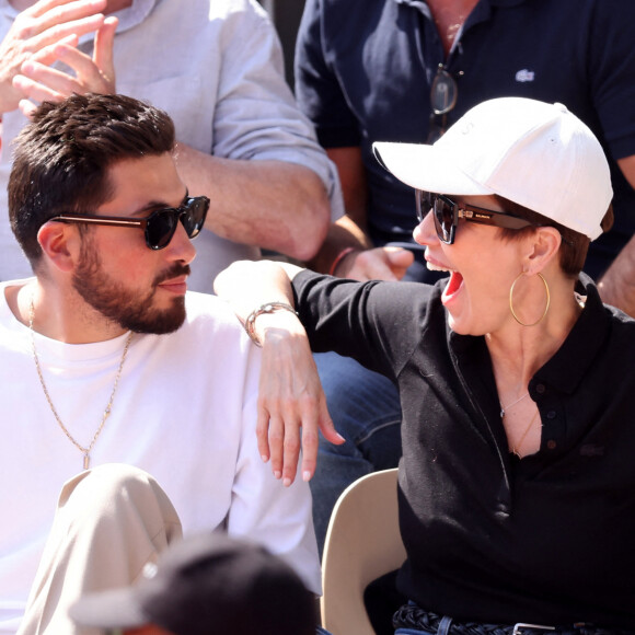 Cristina Cordula et son fils Enzo dans les tribunes des Internationaux de France de tennis de Roland Garros 2024 à Paris, France. © Jacovides-Moreau/Bestimage