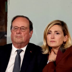 L'ancien président de la république s'est laissé tenter par une aventure cinématographique avec son épouse
François Hollande et sa femme Julie Gayet assistent au match opposant C. Alcaraz à S. Tsitsipas lors des Internationaux de France de tennis de Roland Garros 2024 à Paris le 4 juin 2024. © Jacovides-Moreau/Bestimage