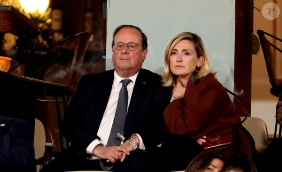 L'ancien président de la république s'est laissé tenter par une aventure cinématographique avec son épouse
François Hollande et sa femme Julie Gayet assistent au match opposant C. Alcaraz à S. Tsitsipas lors des Internationaux de France de tennis de Roland Garros 2024 à Paris le 4 juin 2024. © Jacovides-Moreau/Bestimage