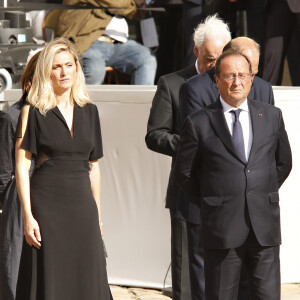 Julie Gayet et Francois Hollande lors de la cérémonie d'hommage national à Jean-Paul Belmondo à l'Hôtel des Invalides à Paris, France, le 9 septembre 2021. © Christophe Aubert via Bestimage