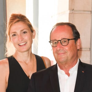 L'actrice et productrice parle de plus en plus ouvertement de son couple avec François Hollande
Julie Gayet (productrice du film "Les Joueuses") et s François Hollande - François Hollande croise les acteurs du film "Les Joueuses" au restaurant "Chez Paul" en marge du Festival du film Francophone d'Angoulême 2020 le 1er septembre 2020 © Coadic Guirec / Bestimage