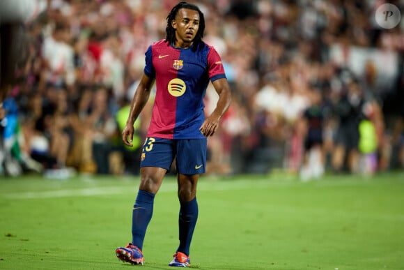 Jules Kounde du FC Barcelone en action lors du match de LaLiga EA Sports entre le Rayo Vallecano et le FC Barcelone au stade de Vallecas o à Madrid, Espagne. (Photo par : LGM / Panoramic)