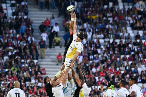 Le Stade toulousain s’impose face au Stade Rochelais (39-23) au Matmut Atlantique lors de la première demi-finale du championnat de Top 14 et se hisse en finale - Alexandre ROUMAT ( 8 - Toulouse ) and Oscar JEGOU ( 7 - La Rochelle ) jump for the ball in a line out during the Semi Final Top 14 match between Stade Toulousain and Stade Rochelais at Matmut Atlantique on June 21, 2024 in Bordeaux, France. ( Photo by federico pestellini / panoramic ) -