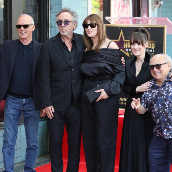 Ce mardi 3 septembre 2024, le cinéaste Tim Burton a inauguré son étoile sur la Walk of Fame en présence de sa compagne Monica Bellucci qui a été à l'affiche de la suite de "Beetlejuice".
Los Angeles : Michael Keaton, Tim Burton, Monica Bellucci, Winona Ryder, Danny DeVito à la cérémonie de remise des étoiles de Tim Burton sur le Hollywood Walk of Fame le 3 septembre 2024.
CA (Image de crédit : © Kay Blake/ZUMA Press Wire)