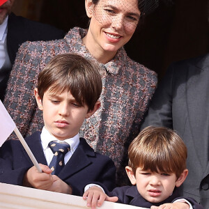 Raphaël Elmaleh, Charlotte Casiraghi, Dimitri Rassam et leur fils Balthazar Rassam - La famille princière au balcon du palais lors de la Fête Nationale de la principauté de Monaco le 19 novembre 2022. © Dominique Jacovides / Bruno Bebert / Bestimage