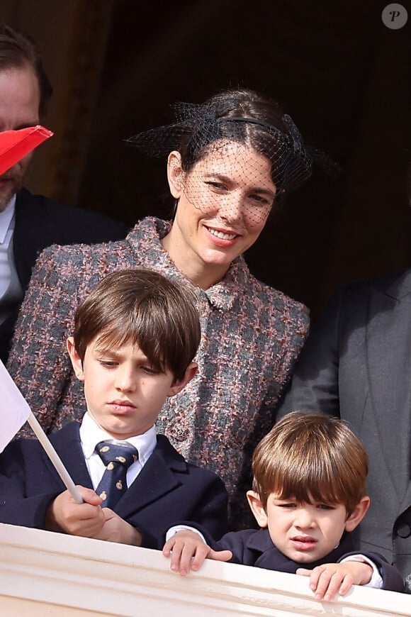 Raphaël Elmaleh, Charlotte Casiraghi, Dimitri Rassam et leur fils Balthazar Rassam - La famille princière au balcon du palais lors de la Fête Nationale de la principauté de Monaco le 19 novembre 2022. © Dominique Jacovides / Bruno Bebert / Bestimage