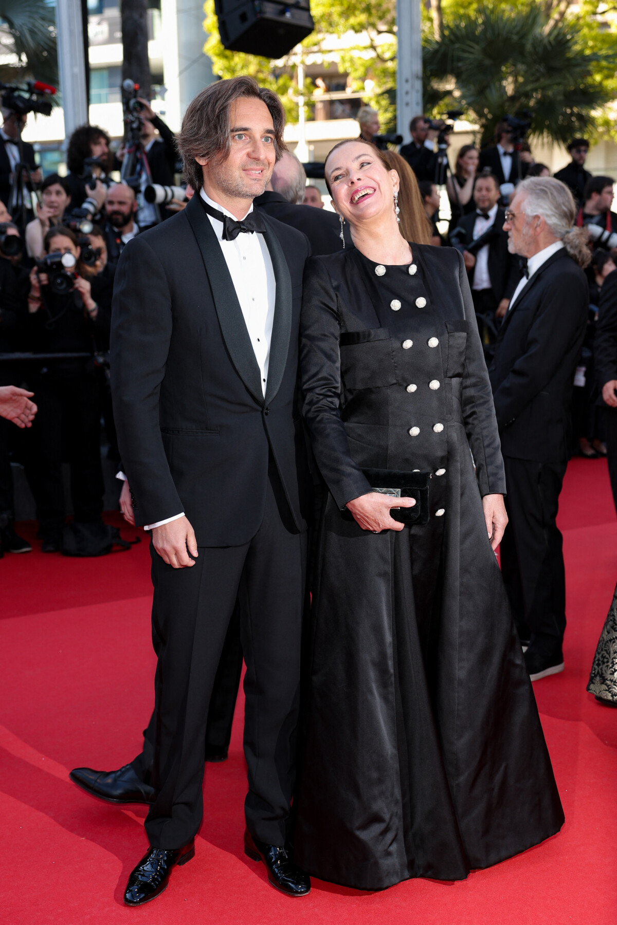 Photo : Dimitri Rassam et sa mère Carole Bouquet - Montée des marches ...