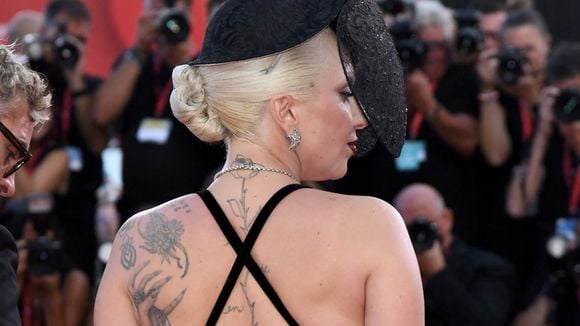 Lady Gaga à Venise dans une robe incroyable avec son futur mari, dont le CV est très chargé !