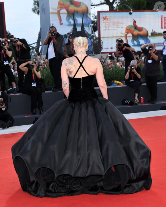 Elle a complété son look avec un masque unique de Philip Treacy et des bottines Giuseppe Zanotti
81e Festival international du film de Venise, tapis rouge du film " Joker : Folie à deux ". (Crédit photo : © Alberto Terenghi/IPA via ZUMA Press)