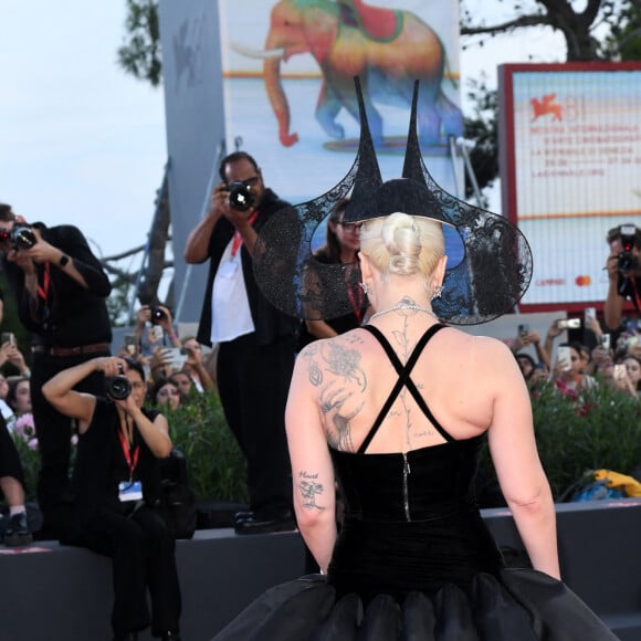 Elle a complété son look avec un masque unique de Philip Treacy et des bottines Giuseppe Zanotti
81e Festival international du film de Venise, tapis rouge du film " Joker : Folie à deux ". (Crédit photo : © Alberto Terenghi/IPA via ZUMA Press)