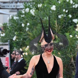 Lady Gaga a choisi une robe Dior Haute Couture avec une silhouette dramatique et des jupons volumineux
Venise, 81ème Mostra de Venise 2024 - huitième soirée. tapis rouge du film " Joker : folie à deux " Sur la photo : Lady Gaga et son petit ami Michael Polansky