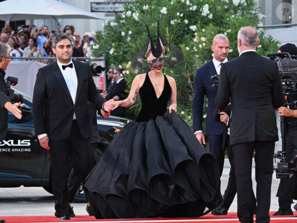 Lady Gaga a choisi une robe Dior Haute Couture avec une silhouette dramatique et des jupons volumineux
Venise, 81ème Mostra de Venise 2024 - huitième soirée. tapis rouge du film " Joker : folie à deux " Sur la photo : Lady Gaga et son petit ami Michael Polansky