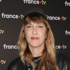 Depuis, la créatrice de la veste croule sous les demandes !
Daphné Bürki au photocall de la conférence de presse de rentrée de France Télévisions à Paris, France. © Coadic Guirec/Bestimage