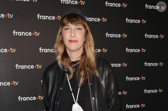 Depuis, la créatrice de la veste croule sous les demandes !
Daphné Bürki au photocall de la conférence de presse de rentrée de France Télévisions à Paris, France. © Coadic Guirec/Bestimage