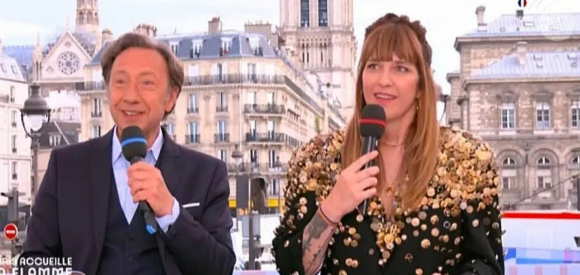 En effet, elle portait une veste noire ornée de 800 boutons dorés recyclés.
Daphné Bürki en veste à boutons dorés recyclés à l'arrivée de la flamme à Paris.