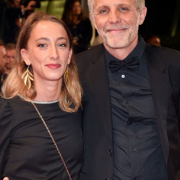 Stéphane Guillon et sa compagne Sophie Maréchal - Montée des marches du film " Frère et Soeur " lors du 75ème Festival International du Film de Cannes. Le 20 mai 2022 © Giancarlo Gorassini / Bestimage