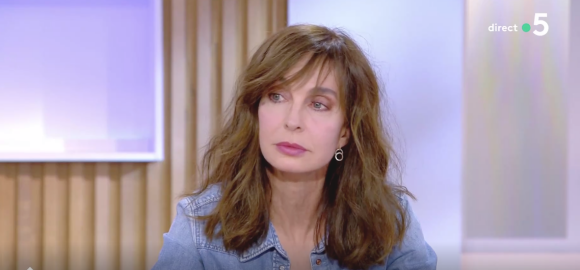 Anne Parillaud se confie sur sa relation avec Alain Delon, alors qu'elle n'avait que 20 ans, sur le plateau de "C à Vous".