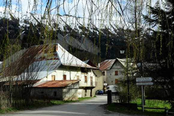 Illustrations au Vernet dans les Alpes-de-Haute-Provence dans le cadre de la disparition du petit Emile en juillet 2023 dont une partie des ossements ont été retrouvés. Le 4 avril 2024. © Romain Doucelin / Bestimage