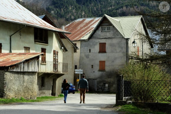 Illustrations au Vernet dans les Alpes-de-Haute-Provence dans le cadre de la disparition du petit Emile en juillet 2023 dont une partie des ossements ont été retrouvés. Le 4 avril 2024. © Romain Doucelin / Bestimage