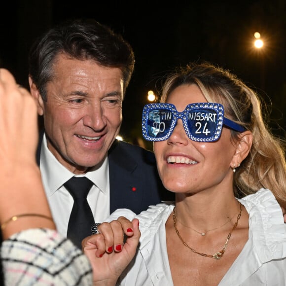 Autour du couple, qui s'est livré à quelques petites fantaisies, 6000 personnes participaient aux festivités.Christian Estrosi, le maire de Nice, avec sa femme, Laura Tenoudji Estrosi et son invité d'honneur Renaud Muselier, le président de la région PACA, a orchestré "Lou Festin Nissart", un diner amical et convivial autour du maire, au jardin Albert 1er sur la Coulée Verte à Nice le 6 septembre 2024. Plus de 6000 personnes étaient réunies en plein coeur de Nice, à l'initiative de l'association des Amis du Maire pour soutenir Christian Estrosi qui a fait son discours politique de rentrée abordant autant les sujets de politique nationale que locale. Horizons. © Bruno Bebert/Bestimage