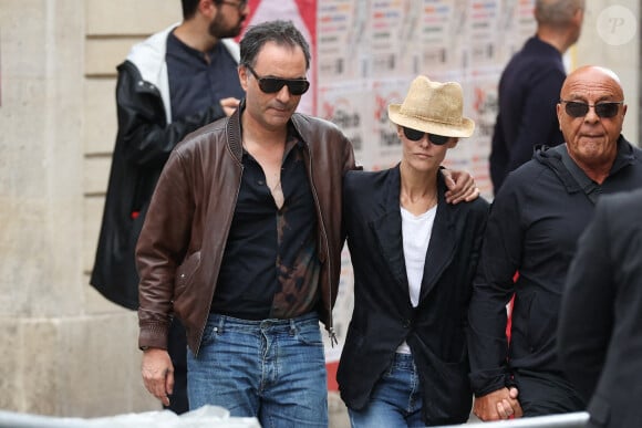 En attendant de sortir son film, Samuel Benchetrit investit les planches...
Vanessa Paradis, son mari le réalisateur français Samuel Benchetrit et Jean-Baptiste Mondino lors des funérailles à l'église Saint Roch à Paris, France, le 24 juillet 2023, de la chanteuse et actrice d'origine britannique Jane Birkin, décédée le 16 juillet 2023 à Paris à l'âge de 76 ans. Photo par Nasser Berzane/ABACAPRESS.COM