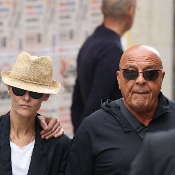 En attendant de sortir son film, Samuel Benchetrit investit les planches...
Vanessa Paradis, son mari le réalisateur français Samuel Benchetrit et Jean-Baptiste Mondino lors des funérailles à l'église Saint Roch à Paris, France, le 24 juillet 2023, de la chanteuse et actrice d'origine britannique Jane Birkin, décédée le 16 juillet 2023 à Paris à l'âge de 76 ans. Photo par Nasser Berzane/ABACAPRESS.COM