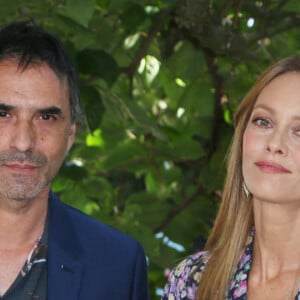 Samuel Benchetrit et Vanessa Paradis lors du Photocall de Cette Musique ne joue pour Personne dans le cadre du 14ème Festival du Film d'Angoulême à Angoulême, en France, 28 août 2021. Photo par Jerome Domine/ABACAPRESS.COM