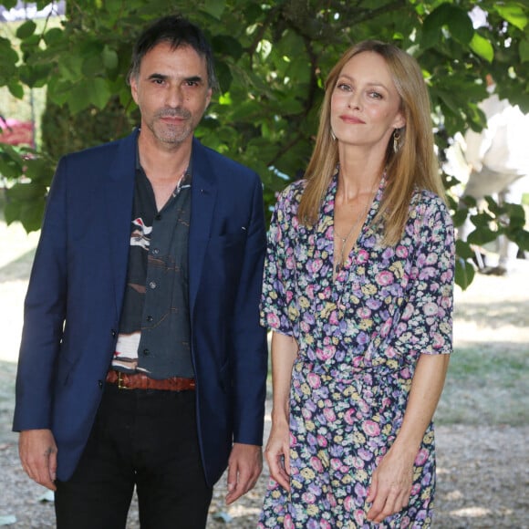 Samuel Benchetrit et Vanessa Paradis lors du Photocall de Cette Musique ne joue pour Personne dans le cadre du 14ème Festival du Film d'Angoulême à Angoulême, en France, 28 août 2021. Photo par Jerome Domine/ABACAPRESS.COM