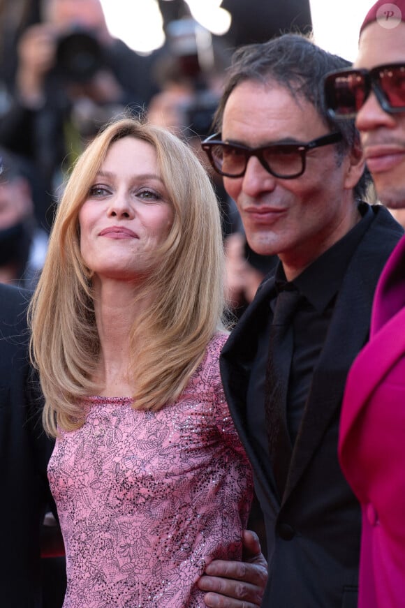 Vanessa Paradis et Samuel Benchetrit assistent à la première de De Son Vivant dans le cadre du 74e Festival international du film de Cannes, à Cannes, en France, le 10 juillet 2021. Photo par Aurore Marechal/ABACAPRESS.COM