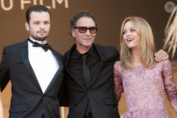 Jules Benchetrit, le réalisateur Samuel Benchetrit et Vanessa Paradis assistent à la projection de de son vivant lors de la 74e édition du Festival de Cannes le 10 juillet 2021 à Cannes, France. Photo par David Niviere/ABACAPRESS.COM