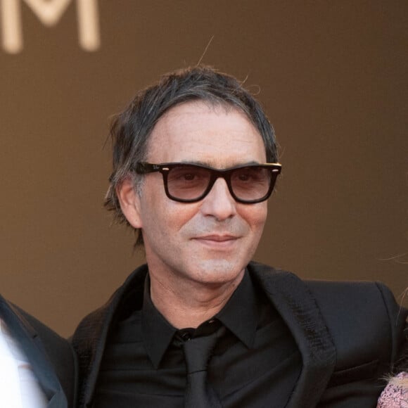 Jules Benchetrit, le réalisateur Samuel Benchetrit et Vanessa Paradis assistent à la projection de de son vivant lors de la 74e édition du Festival de Cannes le 10 juillet 2021 à Cannes, France. Photo par David Niviere/ABACAPRESS.COM