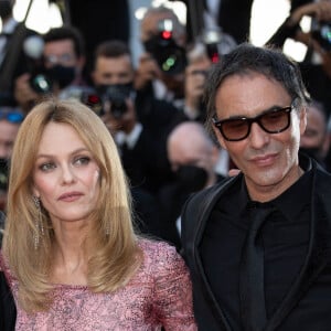 Le réalisateur Samuel Benchetrit et Vanessa Paradis assistent à la projection du film "De Son Vivant" lors du 74ème Festival de Cannes le 10 juillet 2021 à Cannes, France. Photo par Shootpix/ABACAPRESS.COM