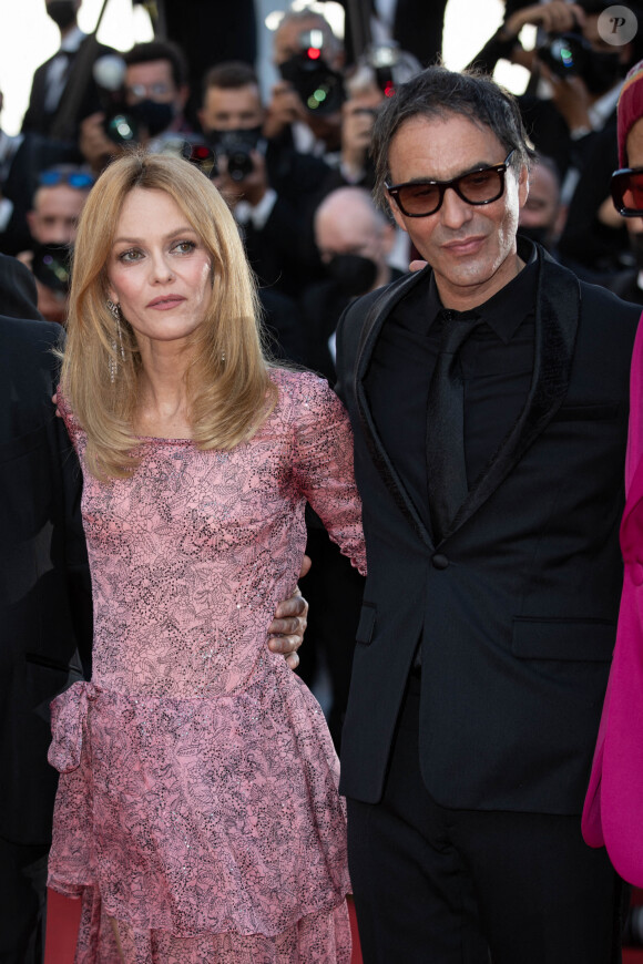 Le réalisateur Samuel Benchetrit et Vanessa Paradis assistent à la projection du film "De Son Vivant" lors du 74ème Festival de Cannes le 10 juillet 2021 à Cannes, France. Photo par Shootpix/ABACAPRESS.COM