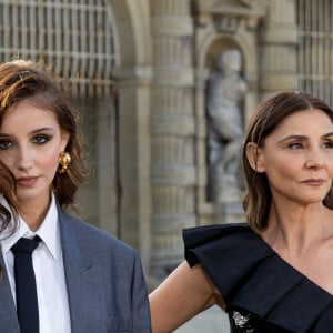 Clotilde Courau et sa fille Vittoria de Savoie - Photocall du défilé de mode automne-hiver 2024 Haute-Couture "Valentino" au château de Chantilly, lors de la fashion week de Paris. Le 5 juillet 2023 © Olivier Borde / Bestimage 