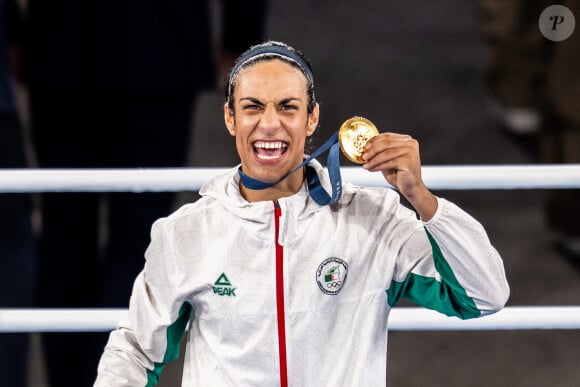 Si elle a décroché l'or en boxe dans la catégorie des moins de 66 kg, la sportive a été victime d'une campagne de cyberharcèlement en plus d'être au coeur d'un débat sur son genre.
9 août 2024, Paris, France Imane Khelif de l'Algérie pose avec sa médaille d'or lors de la cérémonie de remise des médailles de la finale de boxe féminine 66 kg au cours de la 14e journée des Jeux Olympiques de Paris 2024. © Petter Arvidson-Bildbyran / Zuma Press / Bestimage