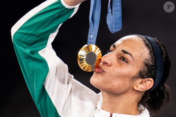 9 août 2024, Paris, FRANCE : Imane Khelif d'Algérie pose avec sa médaille d'or lors de la cérémonie de remise des médailles pour la finale de boxe féminine des 66 kg au cours de la 14e journée des Jeux Olympiques de Paris 2024, le 9 août 2024 à Paris. © Petter Arvidson-Bildbyran / Zuma Press / Bestimage