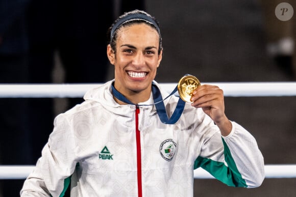 9 août 2024, Paris, FRANCE : Imane Khelif d'Algérie pose avec sa médaille d'or lors de la cérémonie de remise des médailles pour la finale de boxe féminine des 66 kg au cours de la 14e journée des Jeux Olympiques de Paris 2024, le 9 août 2024 à Paris. © Petter Arvidson-Bildbyran / Zuma Press / Bestimage