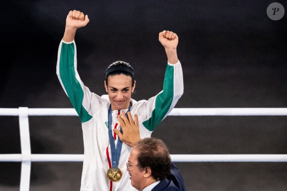 9 août 2024, Paris, FRANCE : Imane Khelif d'Algérie avec sa médaille d'or lors de la cérémonie de remise des médailles pour la finale de boxe féminine 66 kg lors de la 14e journée des Jeux Olympiques de Paris 2024 le 9 août 2024 à Paris. © Petter Arvidson-Bildbyran / Zuma Press / Bestimage