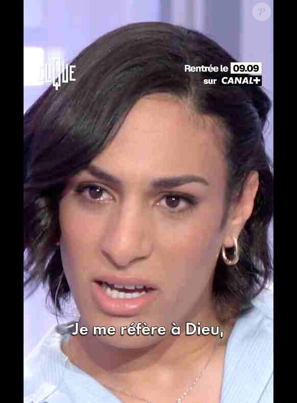 Imane Khelif la boxeuse algérienne et championne olympique très émue sur le plateau de "Clique" face à Mouloud Achour en évoquant la campagne de cyberharcèlement dont elle a été victime durant les Jeux Olympiques de Paris. 
(Capture d'écran - Clique - Canal +)