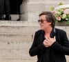 Thomas Dutronc, la main sur le coeur en guise de remerciement envers la foule d'admirateurs venue nombreuse pour rendre un dernier hommage à sa mère - Sortie des obsèques de l'auteure-compositrice-interprète et actrice française Françoise Hardy au crématorium du cimetière du Père-Lachaise à Paris, France, le 20 juin 2024. © Jacovides-Moreau/Bestimage