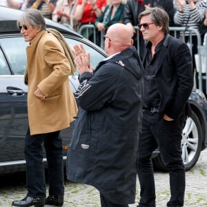 Jacques Dutronc et son fils Thomas Dutronc - Arrivées aux obsèques de l'auteure-compositrice-interprète et actrice française Françoise Hardy au crématorium du cimetière du Père-Lachaise à Paris, France, le 20 juin 2024. © Jacovides-Moreau/Bestimage