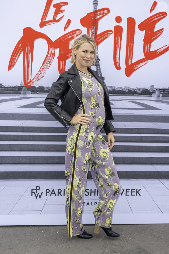 Aria Crescendo, enceinte, au photocall du défilé de mode "Le Defile L'Oreal Paris 2021" lors de la la Fashion Week printemps/été 2022 sur le parvis des droits de l'homme à Paris, France, le 3 octobre. © Olivier Borde/Bestimage 