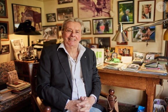 Rendant alors son dernier souffle chez lui, à Douchy
Exclusif - Alain Delon dans son bureau à Douchy France, le 10 avril 2021. © Cyril Moreau/Bestimage