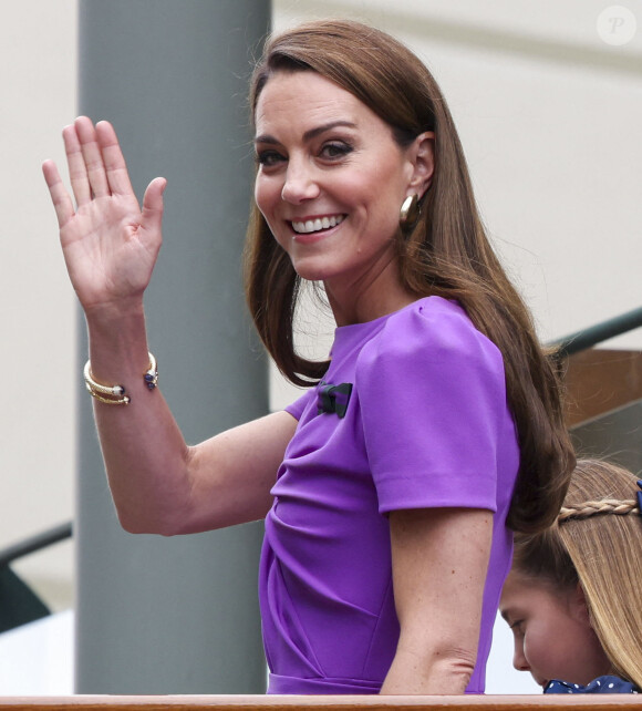 Mais qui s'est fait la promesse d'accompagner celles et ceux qui, de près ou de loin, sont concernés.
Catherine (Kate) Middleton, princesse de Galles, avec sa fille la princesse Charlotte de Galles, arrivent pour la la finale masculine du quatorzième jour des championnats de tennis de Wimbledon au All England Lawn Tennis and Croquet Club à Londres, Royaume Uni, le 14 juillet 2024. © Phil Harris/MirrorPix/Bestimage 