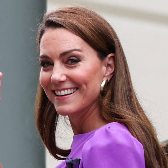 Mais qui s'est fait la promesse d'accompagner celles et ceux qui, de près ou de loin, sont concernés.
Catherine (Kate) Middleton, princesse de Galles, avec sa fille la princesse Charlotte de Galles, arrivent pour la la finale masculine du quatorzième jour des championnats de tennis de Wimbledon au All England Lawn Tennis and Croquet Club à Londres, Royaume Uni, le 14 juillet 2024. © Phil Harris/MirrorPix/Bestimage 