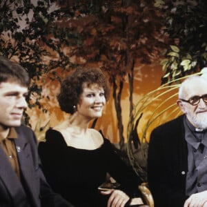 Archives - En France, à Paris, sur le plateau de l'émission "Champs-Elysées", Lambert Wilson, Claudia Cardinale, l'Abbé ierre, fondateur d'Emmaüs, et Michel Drucker. Octobre 1989 © Jean-Claude Colin via Bestimage