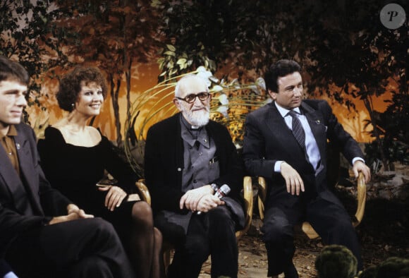 Archives - En France, à Paris, sur le plateau de l'émission "Champs-Elysées", Lambert Wilson, Claudia Cardinale, l'Abbé ierre, fondateur d'Emmaüs, et Michel Drucker. Octobre 1989 © Jean-Claude Colin via Bestimage