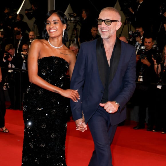 Vincent Cassel et sa compagne Narah Baptista - Montée des marches du film " Parthenope " lors du 77ème Festival International du Film de Cannes, au Palais des Festivals à Cannes. Le 21 mai 2024 © Jacovides-Moreau / Bestimage 